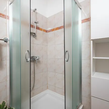 2 Bedroom Cozy In Appartement