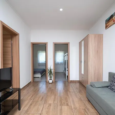 2 Bedroom Amazing In Lägenhet Pula