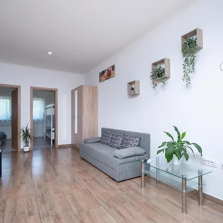 2 Bedroom Cozy In Pola